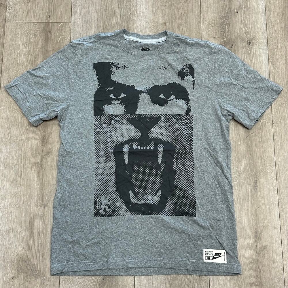 Nike LeBron James Roar Lion Gray Tee T Shirt Size Large L Regular Fit B18